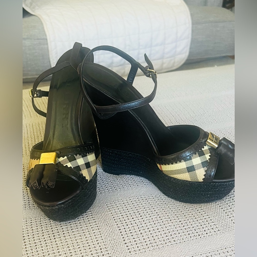 Burberry Wedges, the epitome of elegance. Perfect for any occasion. - Picture 4 of 7